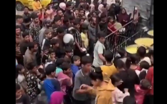 Penduduk Palestina berkumpul  mengantri makanan di sebuah dapur amal di Beit Lahiya, Gaza. (X@501Awani)
